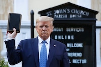 Trump está vendiendo biblias para cubrir sus gastos legales: ‘Hagamos que EU vuelva a rezar’
