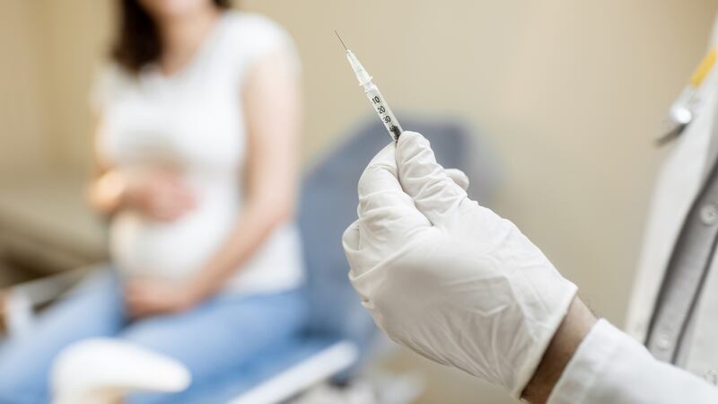 ¿Vacuna contra COVID-19 afecta las posibilidades de embarazo?