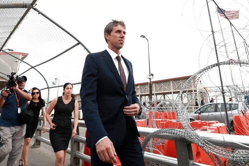 Precandidato demócrata Beto O'Rourke asiste a funeral de mexicano muerto en El Paso