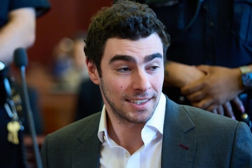 Hombre finge ser agente del FBI para liberar a Luigi Mangione de prisión de NY previo a su audiencia