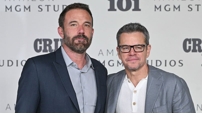 Por película de Netflix inspirada en caso real: Dos policías demandan a Matt Damon y Ben Affleck