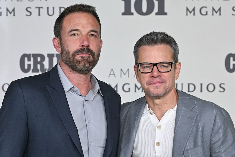 Por película de Netflix inspirada en caso real: Dos policías demandan a Matt Damon y Ben Affleck