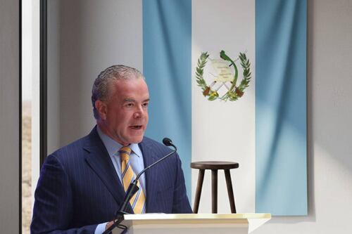 Otra mala para Raúl Rocha, dueño de Miss Universo: Le quitan título de cónsul honorario de Guatemala