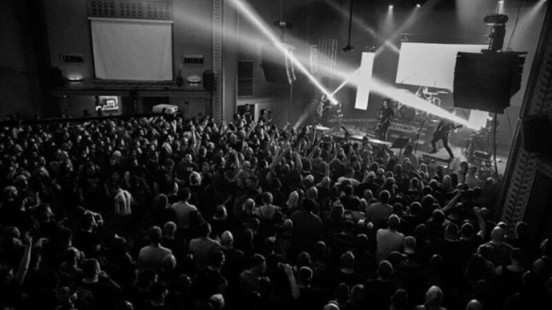 Se derrumba techo en Illinois durante un concierto de metal; hay 1 muerto y 28 heridos