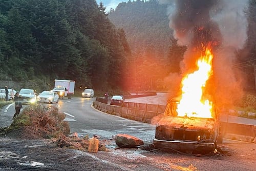 ‘Chamuscan’ camionetas de talamontes en La Marquesa: Pobladores de Ocoyoacac cierran carretera a Toluca