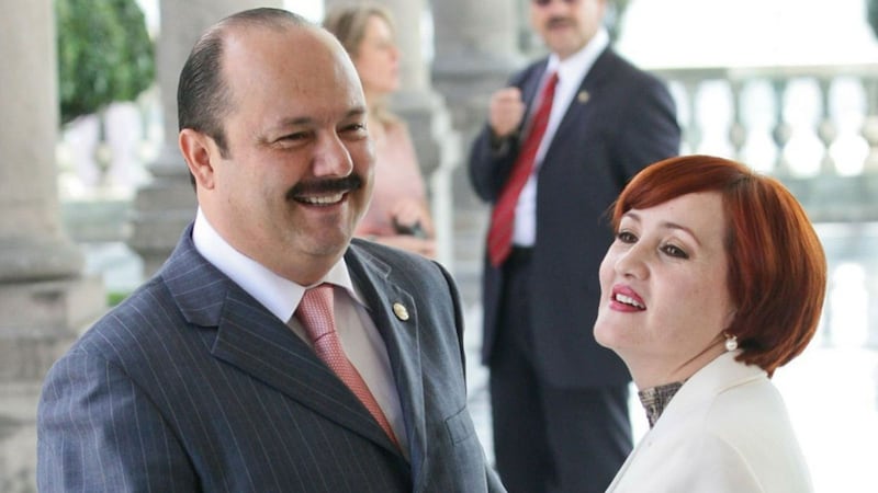 Detienen, liberan y vuelven a arrestar en EU a esposa de César Duarte tras solicitud de extradición de México