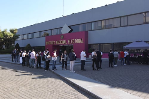 Entregan quintetas de candidatos idóneos al INE; ‘se hicieron en lo oscuro’, afirma oposición