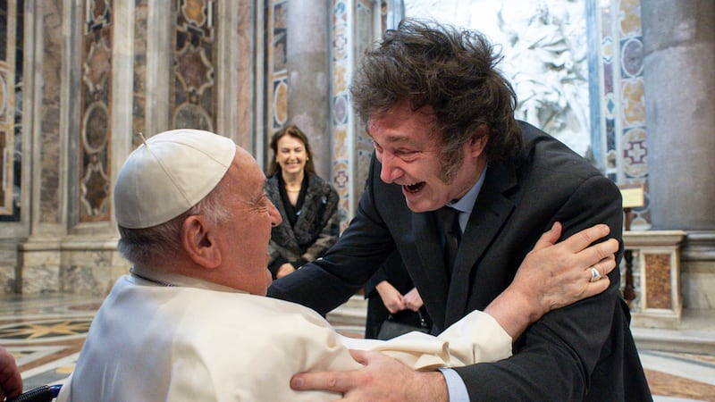 ¿Abrazo sincero o ‘de Judas’? Javier Milei visita al Papa Francisco en El Vaticano