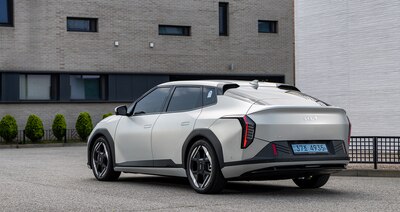 Parte trasera del Kia EV4 2025 con su cajuela de apertura atípica y 490 litros de capacidad