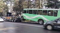 Caos vial en Tlalpan, CDMX: Camión de transporte público choca contra un tráiler; hay 17 lesionados