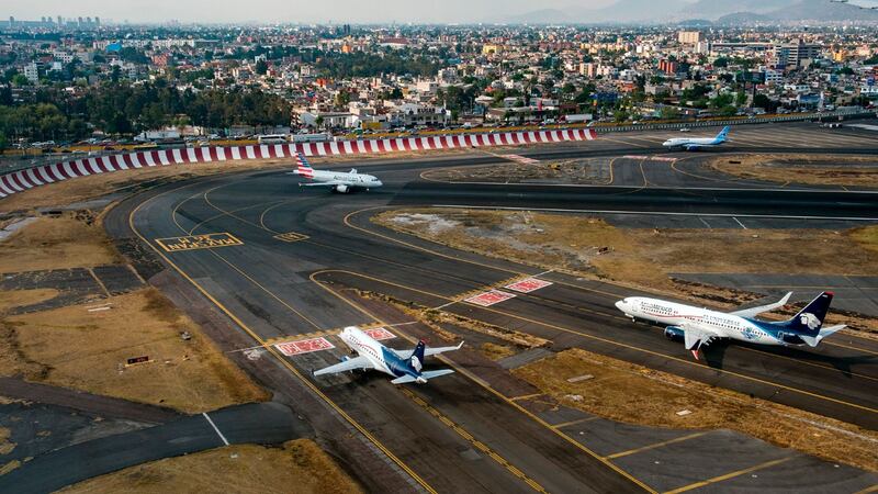 Cierran pista en el aeropuerto de la CDMX; realizan obras para tapar un bache