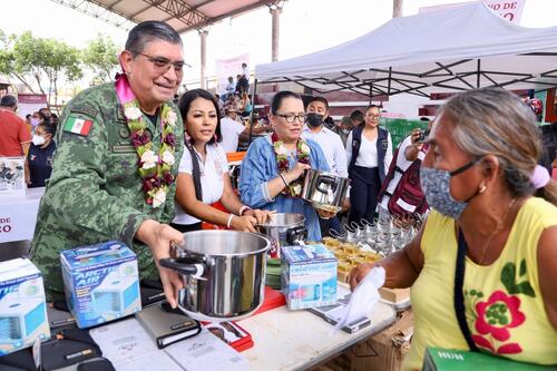 Entregan a comunidades de Oaxaca 3.5 millones de bienes nuevos incautados o decomisados