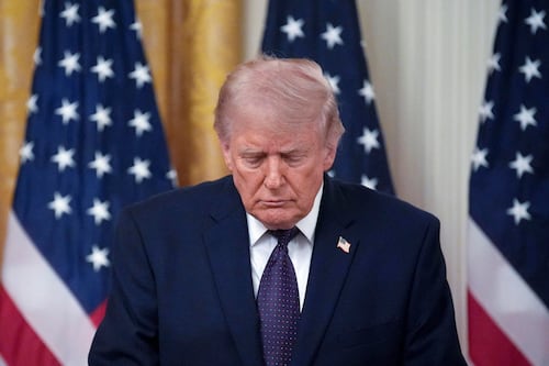 Trump ‘se queda con las ganas’: Juez prohíbe rebautizar con su nombre el Centro Kennedy de Washington
