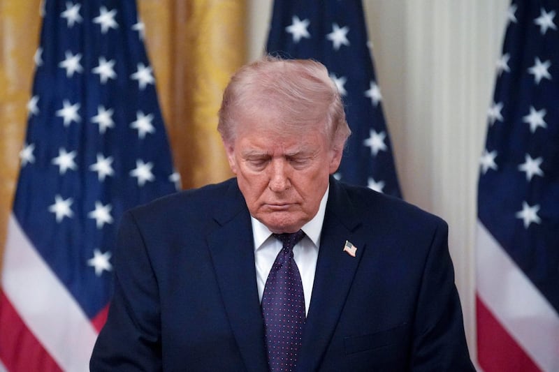 Trump ‘se queda con las ganas’: Juez prohíbe rebautizar con su nombre el Centro Kennedy de Washington