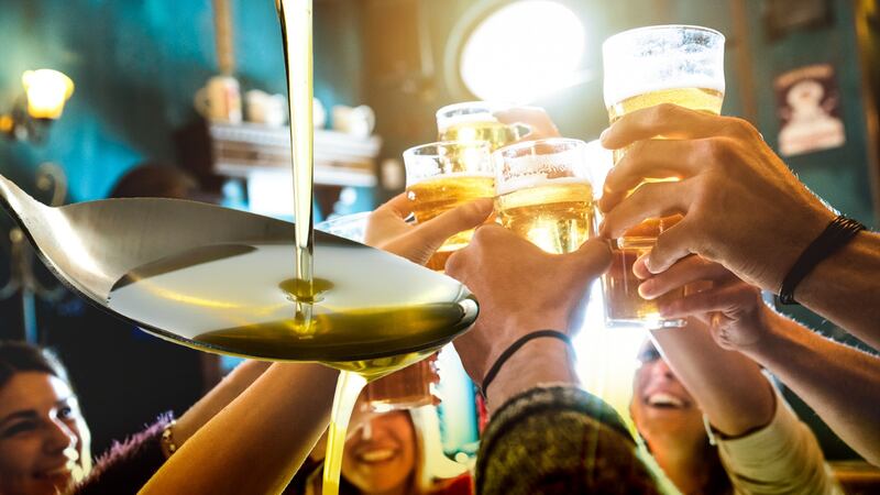 ¿Para qué sirve tomar una cucharada de aceite de oliva antes de beber alcohol?