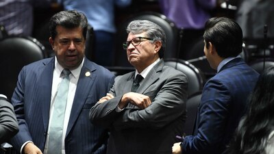 Pedro Haces, y Ricardo Monreal, diputados de Morena, durante la sesión ordinaria de la Cámara de Diputados en la que se somete a discusión el dictamen de la Sección Instructora para el desafuero de Cuauhtémoc Blanco, diputado de Morena, por el presunto delito de violencia sexual.
(Foto: MARIO JASSO/CUARTOSCURO)