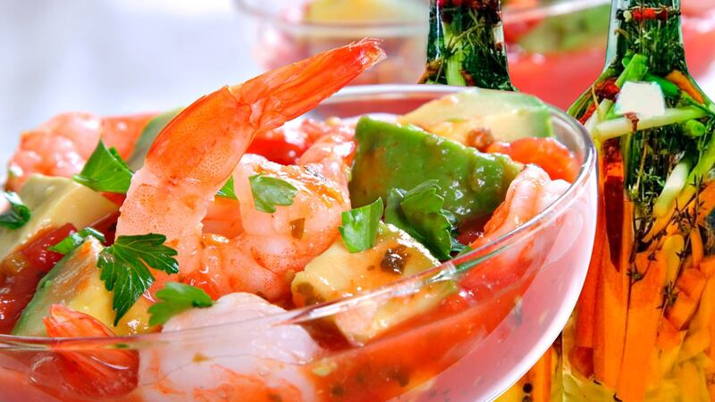 ¿De qué está hecha la salsa bruja que lleva el coctel de camarones?