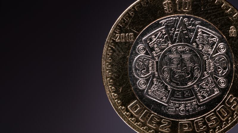 Peso cierra en su mejor nivel en 6 meses tras anuncio de Banxico