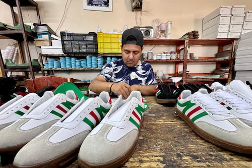 Vive el Mundial 2026 con estilo: Familias de Atenco fabrican tenis artesanales a costos accesibles