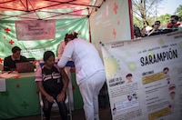 Sin vacunas contra el sarampión: Brotes se producen en todas partes, alertan