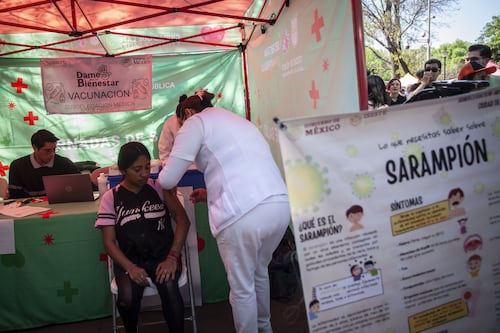 Sin vacunas contra el sarampión: Brotes se producen en todas partes, alertan