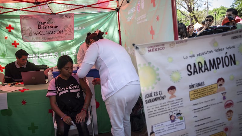 Sin vacunas contra el sarampión: Brotes se producen en todas partes, alertan