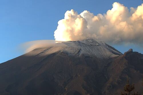 Volcán Popocatépetl ‘despierta’: Lanza enorme fumarola de 500 metros este miércoles (Video)