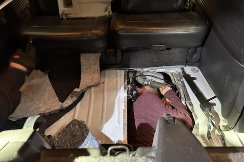 Migrante mexicano es hallado con quemaduras y oculto en la carrocería de un auto en la frontera