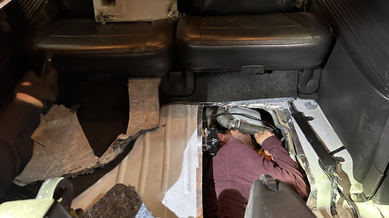 Migrante mexicano es hallado con quemaduras y oculto en la carrocería de un auto en la frontera