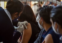 ¿Te pidieron horas extras por ir a vacunarte vs. COVID? Tu empresa no puede obligarte a cubrirlas