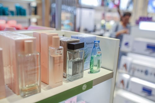 Acuerdos ilegales en la venta de fragancias a nivel mundial: ¿Qué sabemos de la investigación?