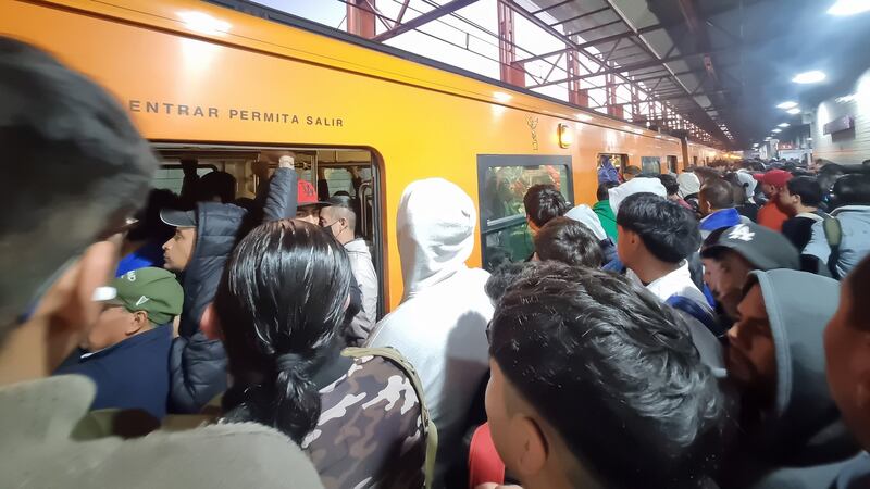 ‘Ni saliendo antes’: Usuarios de las líneas 7 y 8 del Metro se quejan por retrasos de más de 10 minutos
