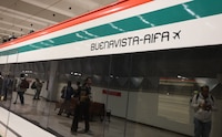 (FOTOS) Pasajeros rompen ventana en Tren Suburbano al AIFA tras quedar atrapados más de una hora
