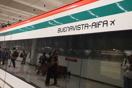 (FOTOS) Pasajeros rompen ventana en Tren Suburbano al AIFA tras quedar atrapados más de una hora