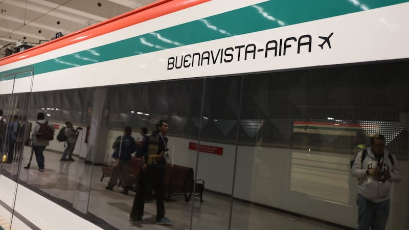 (FOTOS) Pasajeros rompen ventana en Tren Suburbano al AIFA tras quedar atrapados más de una hora