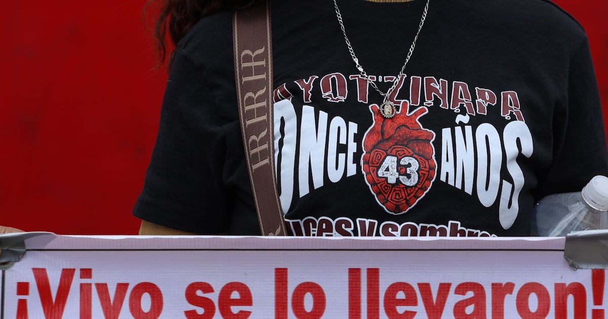 Detienen a médicos por caso Ayotzinapa: Familias acusan que se busca ‘nueva verdad histórica’