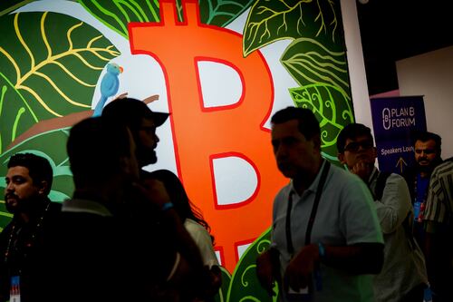Bitcoin tropieza (una vez más): Cotiza debajo de 70 mil dólares por primera vez desde el triunfo de Trump