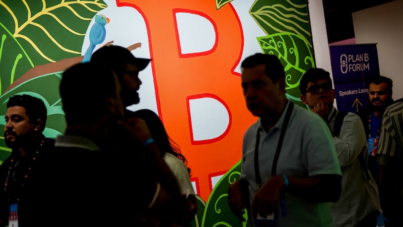 Bitcoin tropieza (una vez más): Cotiza debajo de 70 mil dólares por primera vez desde el triunfo de Trump