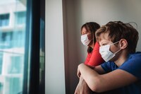 Adolescentes no se salvan del COVID prolongado: síntomas prevalecen 3 meses después de su diagnóstico