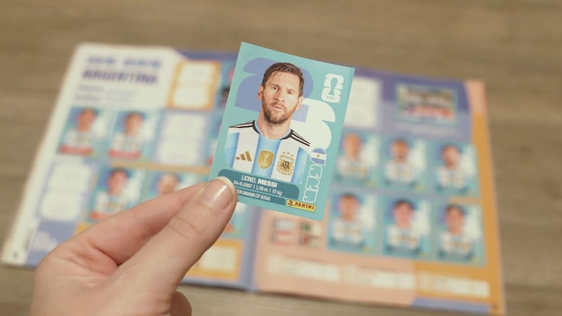 ‘Si la consigo, la guardo toda la vida’: Argentinos buscan ‘desesperados’ la estampa dorada de Messi