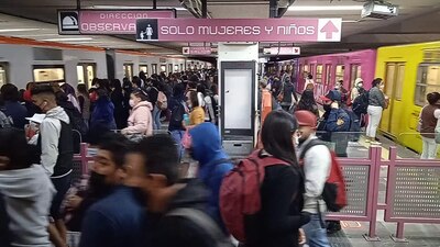 Usuarios de esta sección del Metro esperan abordar en los andenes de la estación Pantitlán