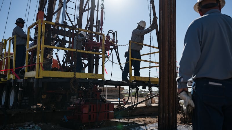 Tregua en Medio Oriente hunde precios del petróleo