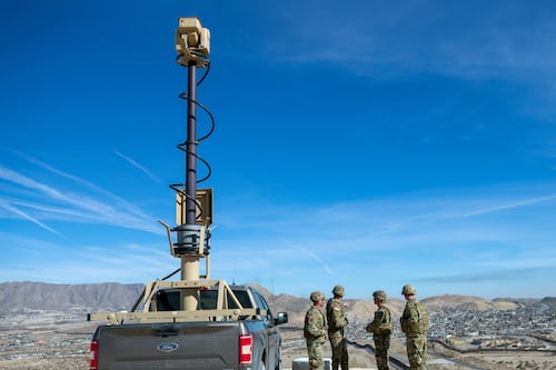 Trump construye ‘muro inteligente’ en frontera con México de 46 mil mdd: Tendrá IA y torres de vigilancia