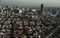 Fitch ratifica nota de México en ‘BBB-’; destaca esfuerzo de Sheinbaum para aumentar inversiones