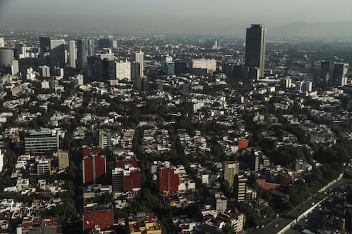 Fitch ratifica nota de México en ‘BBB-’; destaca esfuerzo de Sheinbaum para aumentar inversiones