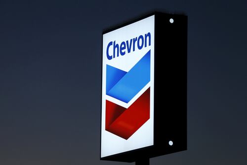 Empleados de Chevron arrestados en Venezuela enfrentarían cargos de traición a la patria