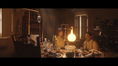 Tita de la Garza se mudó a la casa del Dr. Brown luego de deprimirse por la ausencia de Pedro Muzquiz. (Foto: HBO/WB/Press)