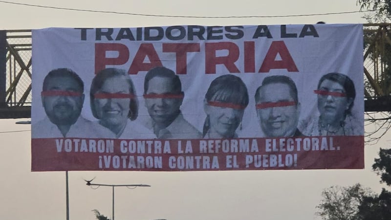 Lonas en Oaxaca exhiben a diputados que votaron contra reforma electoral: ‘Traidores a la patria’