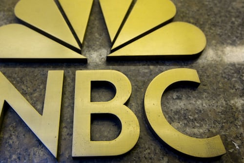 Muere empleado de NBC News tras dar positivo a prueba de coronavirus