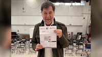 ‘Feliz, feliciano’: Noroña celebra que ya tiene Pensión del Bienestar y ‘presume’ su tarjeta